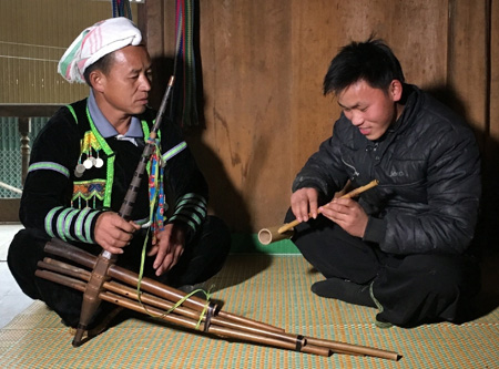 Nghệ nhân ưu tú Giàng A Dao thường xuyên truyền dạy cho thế hệ  trẻ cách sử dụng các nhạc cụ dân tộc Mông.